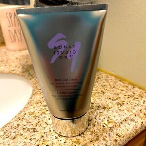 Monat blow out cream